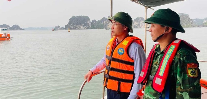 Ông Phạm Đức Ấn, Chủ tịch UBND tỉnh Quảng Ninh, có mặt tại hiện trường để chỉ đạo trực tiếp công tác cứu hộ, đảm bảo an toàn cho du khách và thuyền viên Ông Phạm Đức Ấn, Chủ tịch UBND tỉnh Quảng Ninh, có mặt tại hiện trường để chỉ đạo trực tiếp công tác cứu hộ, đảm bảo an toàn cho du khách và thuyền viên