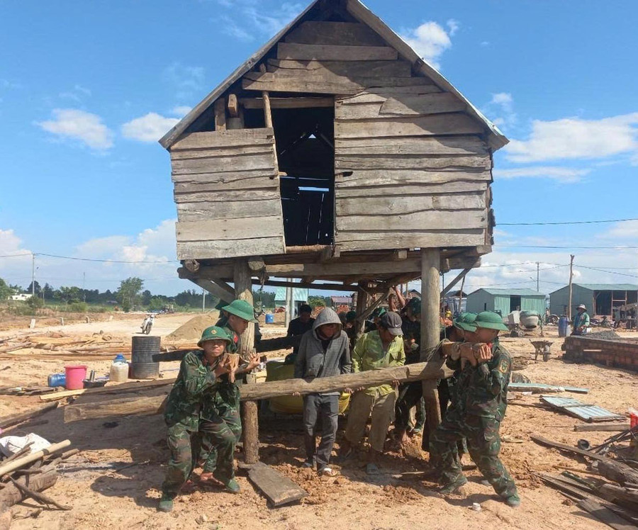 La Brigada 132 ayuda a la comuna de Phu Thien a reubicar sus viviendas. Foto: Vinh Hoang 11h.jpg
