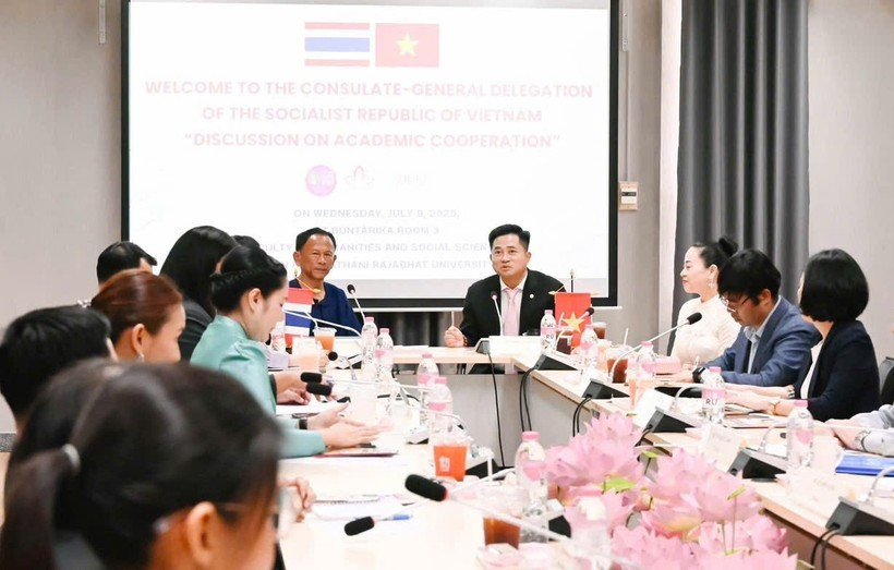 Đoàn công tác Tổng Lãnh sự quán Việt Nam tại Khon Kaen (Thái Lan) làm việc với trường Đại học Hoàng Gia Ubon Ratchathani. (Ảnh: Khánh Ly/Vietnam+) 1khanh-ly.jpg