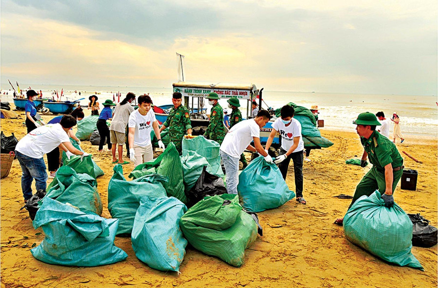 Tác phẩm Chung sức bảo vệ môi trường biển của nghệ sĩ nhiếp ảnh Nguyễn Ngọc Sơn. 9-2.jpg