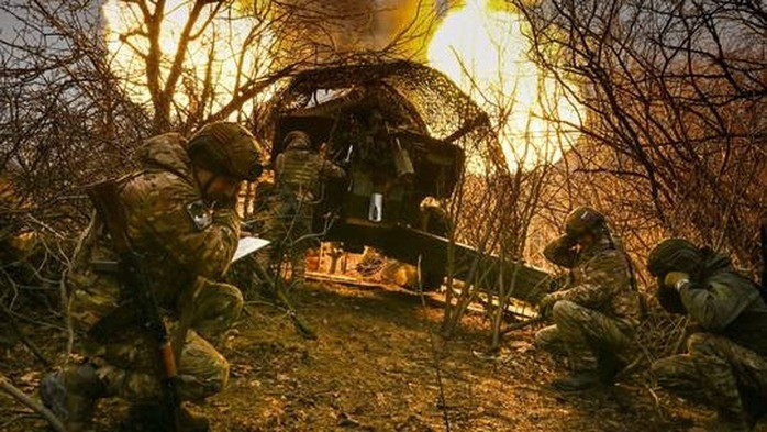 Binh sĩ Nga khai hỏa về phía Ukraine. Ảnh: Sputnik Binh sĩ Nga khai hỏa về phía Ukraine. Ảnh: Sputnik