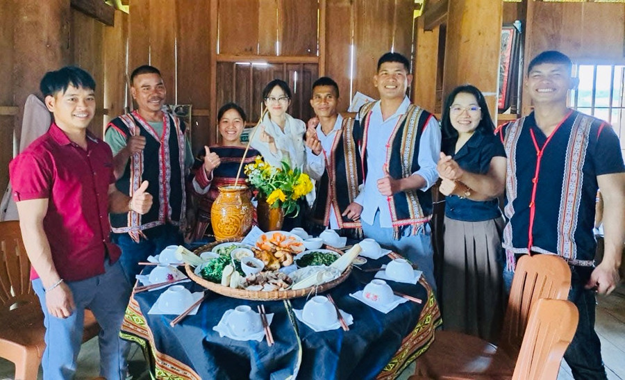 Du khách đến làng Đăk Asêl được thưởng thức những món ăn ngon do người dân bản địa chế biến. Ảnh: Thanh Thảo lay-10-2-bg.jpg