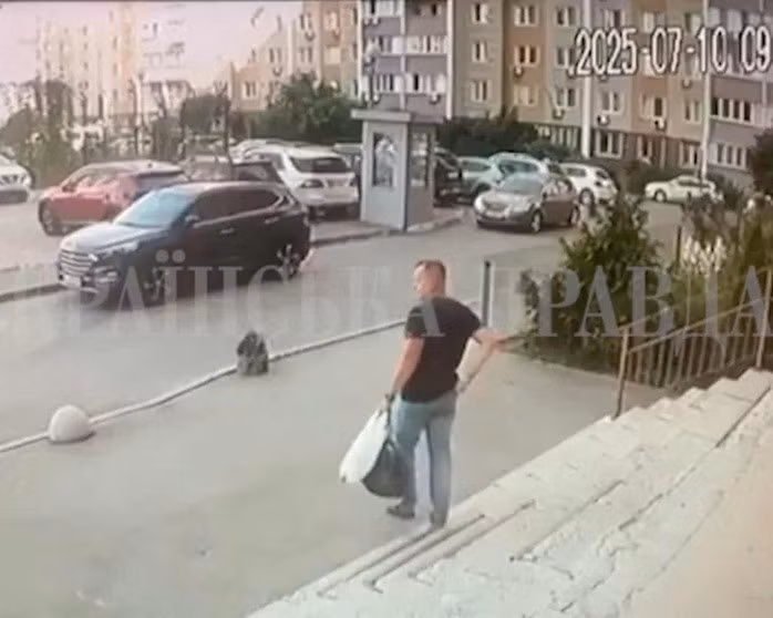 Hình ảnh đại tá Ivan Voronych thuộc SBU bước xuống cầu thang vài phút trước khi bị bắn chết hôm 10-7. Ảnh: Ukrainska Pravda