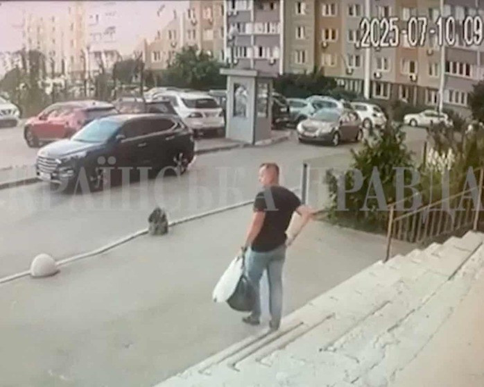 Hình ảnh đại tá Ivan Voronych thuộc SBU bước xuống cầu thang vài phút trước khi bị bắn chết hôm 10-7. Ảnh: Ukrainska Pravda Hình ảnh đại tá Ivan Voronych thuộc SBU bước xuống cầu thang vài phút trước khi bị bắn chết hôm 10-7. Ảnh: Ukrainska Pravda