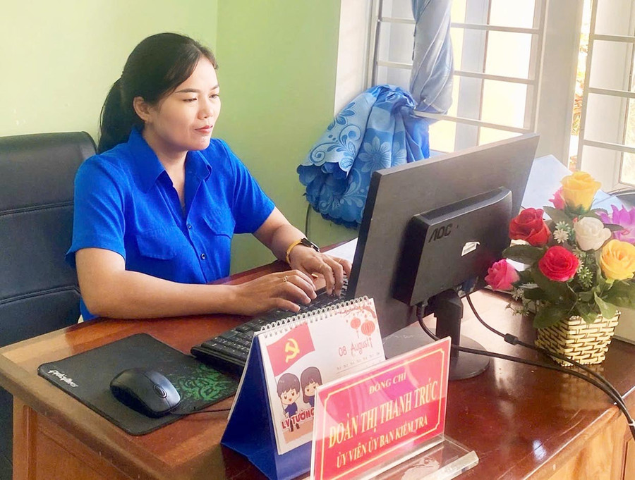 Chị Trúc dần làm quen với vị trí làm việc mới. Ảnh: Dương Linh 3chi-truc.jpg