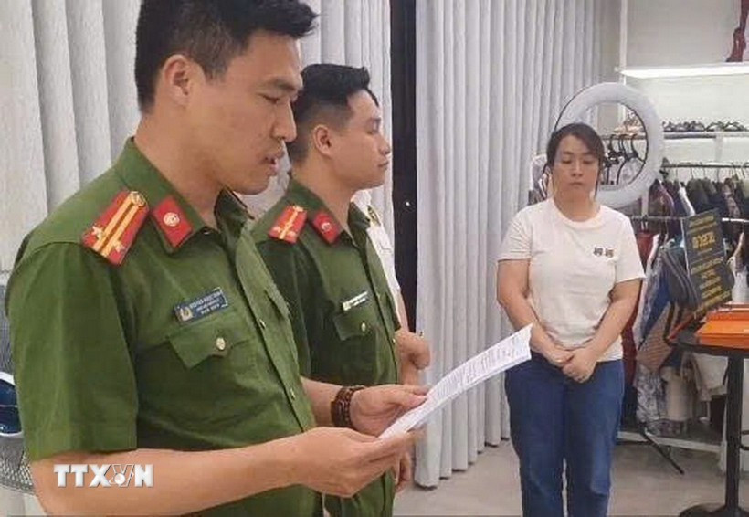 Cơ quan Công an tiến hành khám xét khẩn cấp chỗ ở và địa điểm livestream bán hàng, kho hàng của đối tượng Nguyễn Thị Thu Hường. Ảnh: TTXVN phát tamgiu.jpg