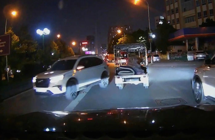 Hình ảnh chiếc ô tô con đi ngược chiều trên đường Tố Hữu. Ảnh cắt từ clip Hình ảnh chiếc ô tô con đi ngược chiều trên đường Tố Hữu. Ảnh cắt từ clip