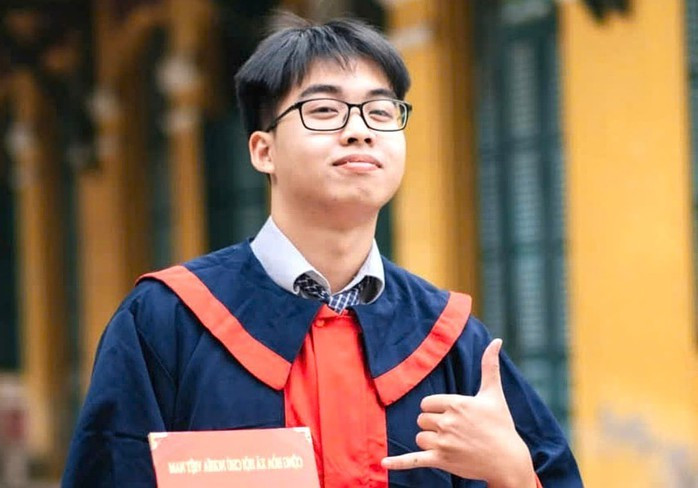 Học sinh Nguyễn Việt Hưng, lớp 12 chuyên Anh, Trường THPT chuyên Chu Văn An Học sinh Nguyễn Việt Hưng, lớp 12 chuyên Anh, Trường THPT chuyên Chu Văn An