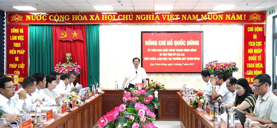 Làm việc với Đảng ủy phường Quy Nhơn Đông ngày 14-7, Bí thư Tỉnh ủy Hồ Quốc Dũng nhấn mạnh trong báo cáo chính trị trình đại hội Đảng bộ phường lần thứ I, nhiệm kỳ 2025 - 2030, cần đưa ra các giải pháp đột phá để xây dựng phường trở thành đô thị hiện đại, là trung tâm hành chính, chính trị, kinh tế của tỉnh. Ảnh. N.HÂN laythem-5-1.jpg