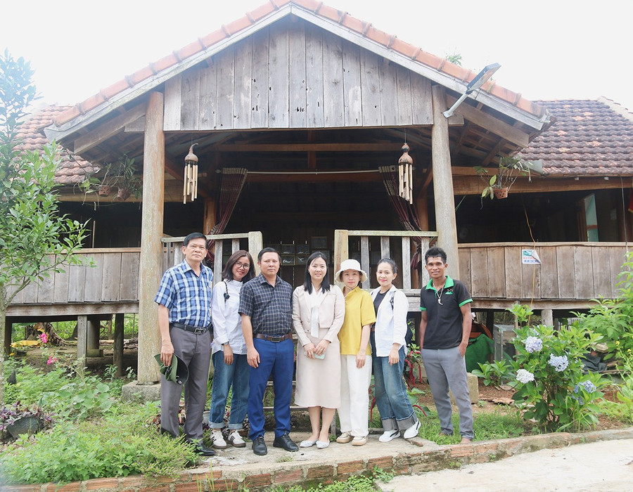 Nhiều du khách đến trải nghiệm homestay của anh Đinh Văn Quý (ngoài cùng bên phải) tại làng Đăk Asêl. Ảnh: Thanh Thảo lay10-2.jpg