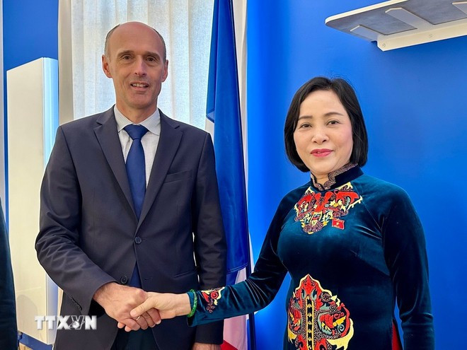 Phó Chủ tịch Quốc hội Nguyễn Thị Thanh gặp và làm việc với ông Olivier Lavenka, Thị trưởng thành phố Provins. (Ảnh: Thu Hà/TTXVN) Phó Chủ tịch Quốc hội Nguyễn Thị Thanh gặp và làm việc với ông Olivier Lavenka, Thị trưởng thành phố Provins. (Ảnh: Thu Hà/TTXVN)