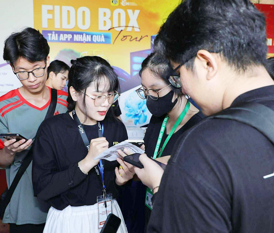 Chị Nguyễn Thu Hà (giữa) từng là nhân viên marketing cho 1 DN ở TP Hồ Chí Minh, nay trở về quê nhà lập nghiệp. Ảnh: Chu Hằng lay1-10.jpg