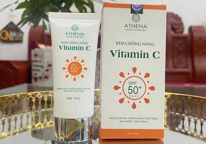 Kem chống nắng Althena được xác định là giả. Ảnh Công an cung cấp/Nguồn vnexpress.net 2222kem-chong-nang.jpg
