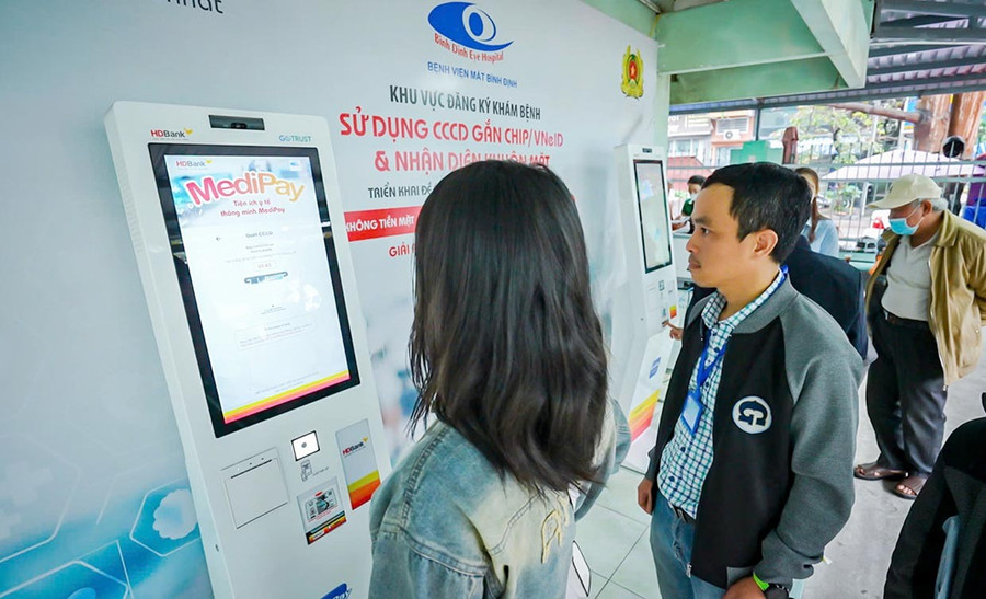 Bệnh viện Mắt Bình Định bố trí khu đăng ký khám bệnh sử dụng căn cước công dân gắn chip/VNeID và nhận diện khuôn mặt. Ảnh: Trọng Lợi 1-2803.jpg