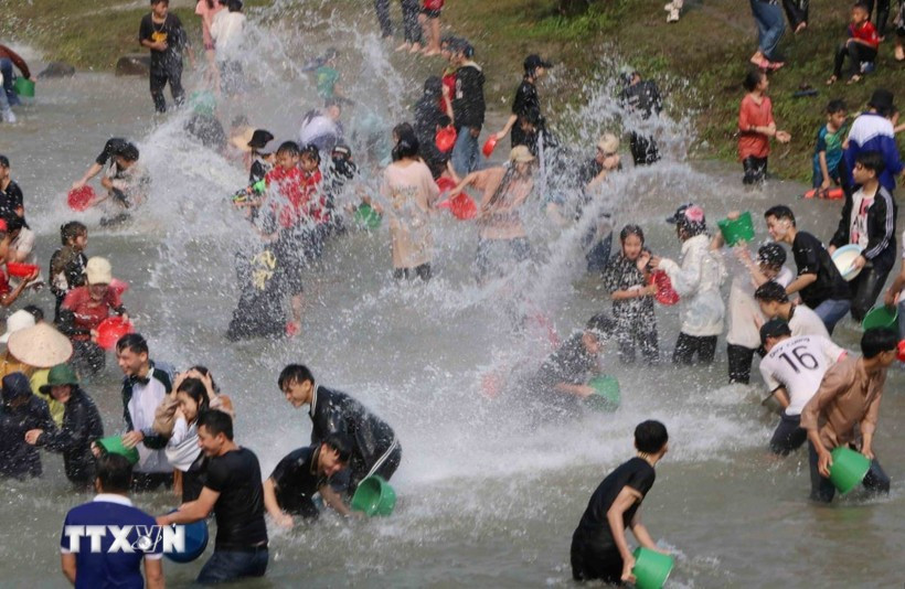 Người dân vui chơi té nước tại Lễ hội Then Kin Pang ở xã Khổng Lào, tỉnh Lai Châu. Ảnh: Nguyễn Oanh/TTXVN nguoi-dan.jpg