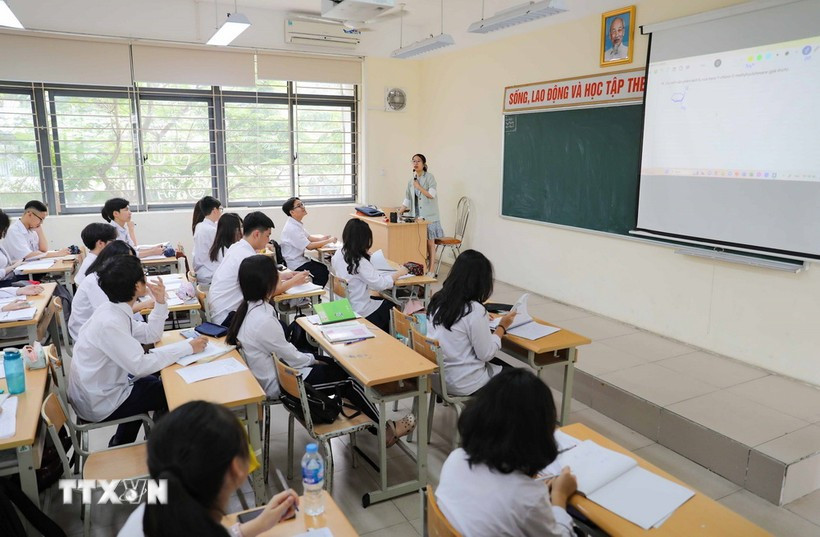 Giờ học của cô và trò Trường Trung học phổ thông chuyên Hà Nội-Amsterdam. (Ảnh: TTXVN) 1giohoc.jpg