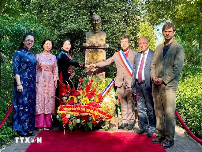 Phó Chủ tịch Quốc hội Nguyễn Thị Thanh cùng các đại biểu chụp ảnh lưu niệm trước Tượng đài Bác Hồ ở công viên Montreau. (Ảnh: Thu Hà/TTXVN) Phó Chủ tịch Quốc hội Nguyễn Thị Thanh cùng các đại biểu chụp ảnh lưu niệm trước Tượng đài Bác Hồ ở công viên Montreau. (Ảnh: Thu Hà/TTXVN)