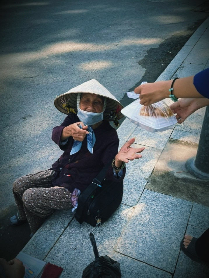 Trong thế giới mà con người dễ dàng kết nối ảo, thì những hành động thật lại càng phải chân thành. ẢNH: Dương Quỳnh Anh Trong thế giới mà con người dễ dàng kết nối ảo, thì những hành động thật lại càng phải chân thành. ẢNH: Dương Quỳnh Anh