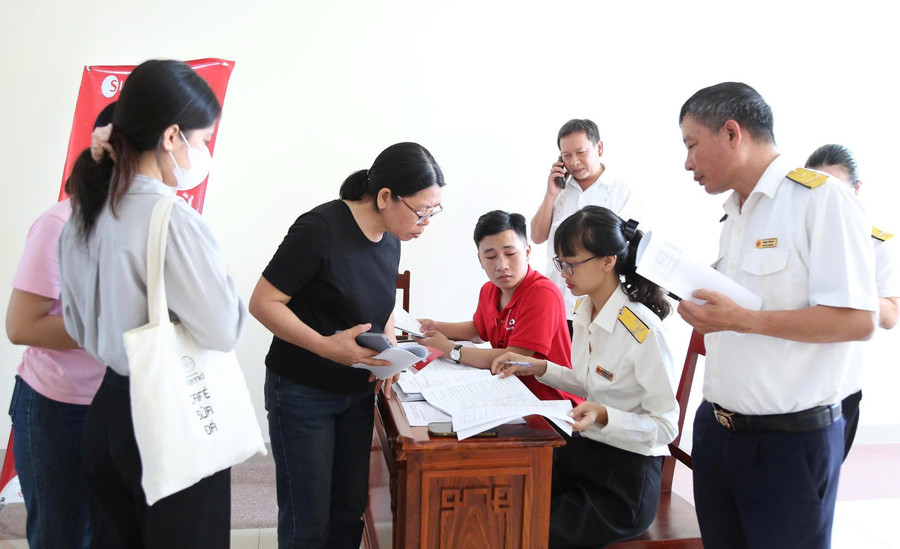 Đội thuế cơ sở 1 tư vấn hướng dẫn người nộp thuế kê khai, nộp thuế. Ảnh: T.Sỹ 1chot.jpg