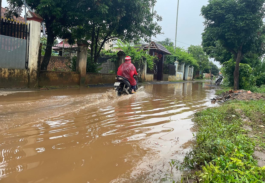 Đường ngập nước tiềm ẩn nguy cơ mất an toàn giao thông. Ảnh: Văn Ngọc 1vn.jpg