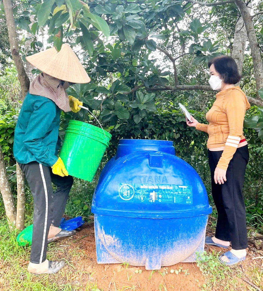 Người dân xã Vân Canh tham gia chương trình đổi rác thải nhận quà. Ảnh: V.L 3them.jpg