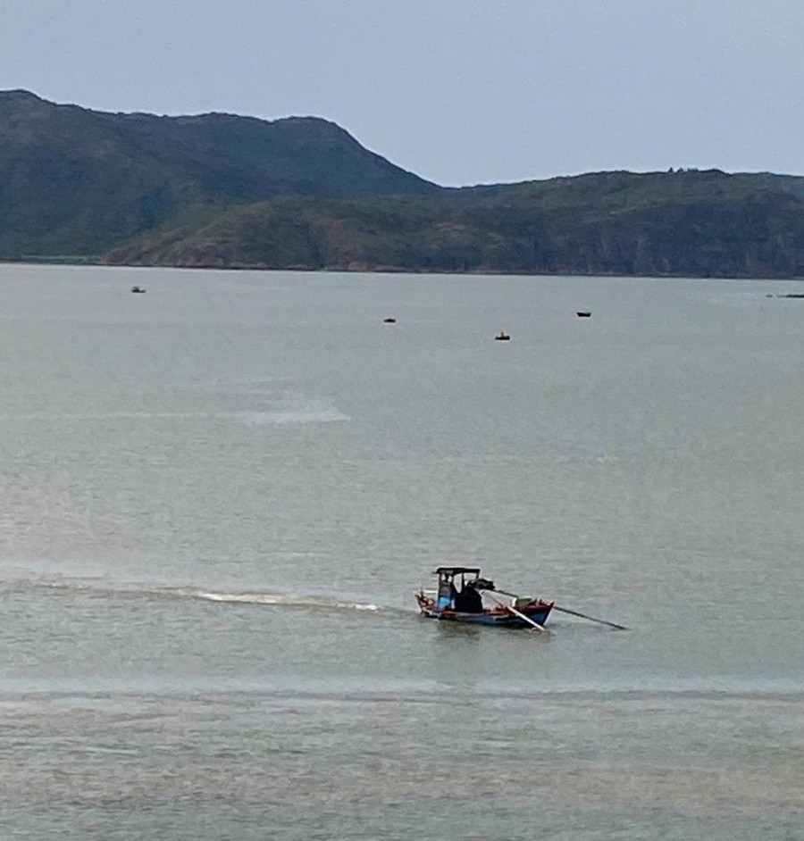 Xã Tuy Phước kiên quyết xử lý hành vi dùng xung điện, xiếc máy khai thác thủy sản trên đầm Thị Nại. Ảnh: N.N 1bg.jpg