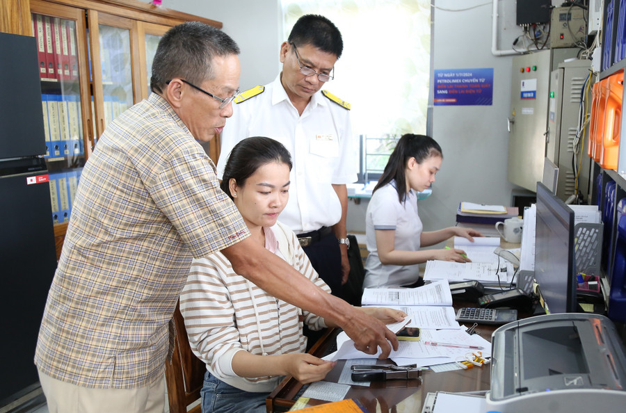 Cơ quan Thuế tỉnh kiểm tra việc phát hành, lưu trữ hóa đơn tại một cửa hàng kinh doanh xăng dầu trên địa bàn phường Quy Nhơn Nam. Ảnh: Tiến Sỹ them-co-quan-thue-tinh-kiem-tra-viec-phat-hanh-luu-tru-hoa-don-tai-mot-cua-hang-kinh-doanh-xang-dau-tren-dia-ban-phuong-quy-nhon-nam-anh-tsy.jpg