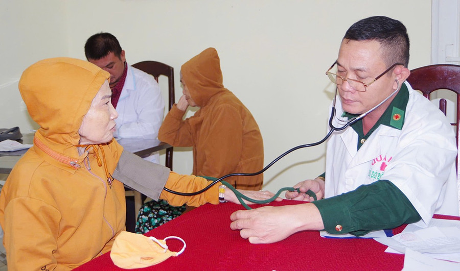 BĐBP tỉnh khám bệnh, cấp thuốc miễn phí cho người dân khu vực biên giới. Ảnh: Hồng Phúc 33t.jpg