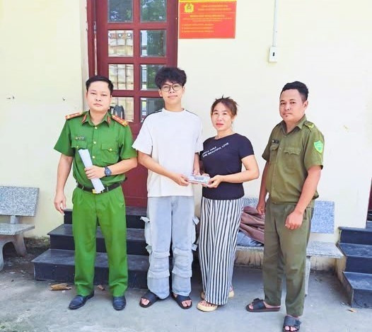 Em Nguyễn Chánh Đức trả lại số tiền nhặt được cho chị Phạm Thị Giang. nhat-duoc-tien.jpg