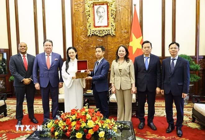 Phó Chủ tịch nước Võ Thị Ánh Xuân tiếp nhận món quà là những hạt hoa sen đã được mang lên vũ trụ từ cô Amanda Nguyễn. (Ảnh: Minh Đức/TTXVN)