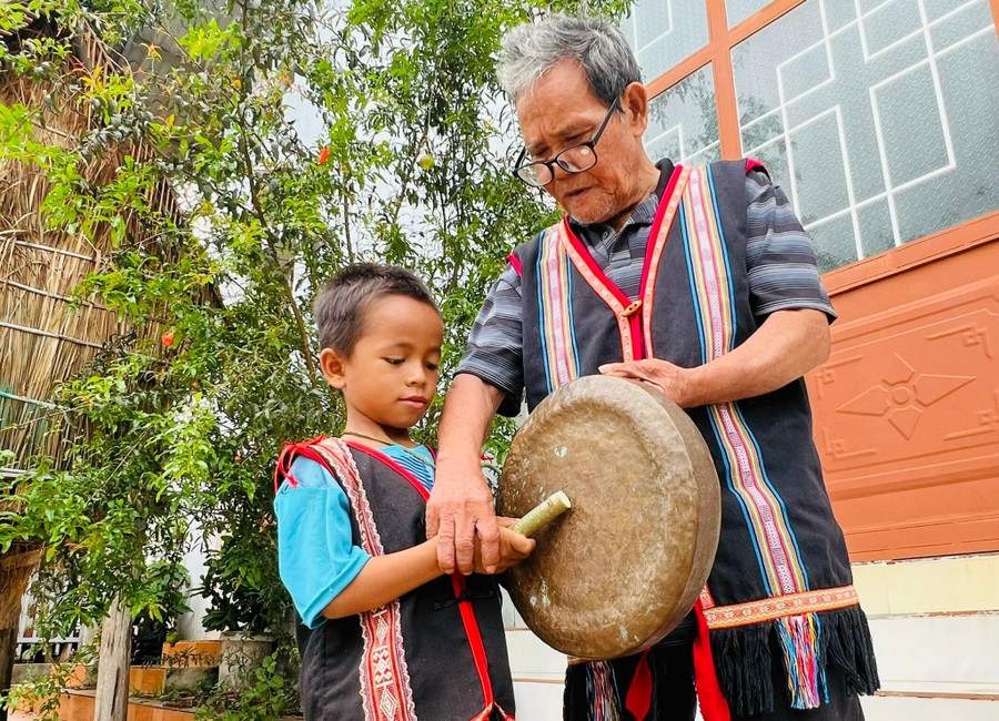 លោក ស៊ីវ ខ្លា ណែនាំ សួយ ធួង ពីរបៀបកាន់គង និងរក្សាការវាយ។ រូបថត៖ Dong Lai them2-ong-siu-klah-huong-dan-em-siu-thuong-cach-cam-dui-va-cam-nhip-chieng-anh-dong-lai.jpg
