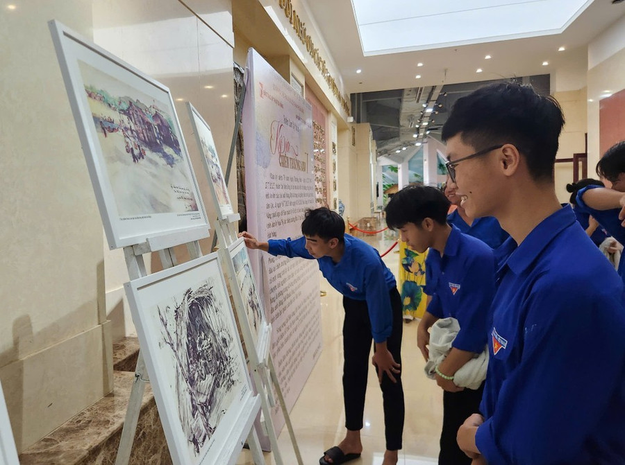 Đây cũng là cơ hội để người xem tiếp cận và tìm hiểu sâu hơn về nghệ thuật tạo hình trong ký họa Đây cũng là cơ hội để người xem tiếp cận và tìm hiểu sâu hơn về nghệ thuật tạo hình trong ký họa