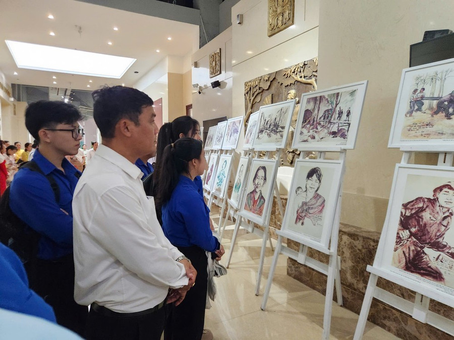 Các bức ký họa tại triển lãm tuy đơn sơ nhưng chứa đựng cả một vùng trời ký ức về một thời chiến tranh khói lửa Các bức ký họa tại triển lãm tuy đơn sơ nhưng chứa đựng cả một vùng trời ký ức về một thời chiến tranh khói lửa