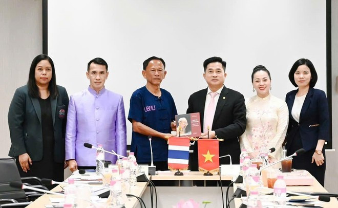 Tổng lãnh sự Đinh Hoàng Linh trao tặng cuốn sách “Bác Hồ ở Thái Lan” cho Phó Giáo sư, Tiến sĩ Thammarak Laongnual, Hiệu trưởng Đại học Hoàng gia Ubon Ratchathani. (Ảnh: Khánh Ly/Vietnam+) Tổng lãnh sự Đinh Hoàng Linh trao tặng cuốn sách “Bác Hồ ở Thái Lan” cho Phó Giáo sư, Tiến sĩ Thammarak Laongnual, Hiệu trưởng Đại học Hoàng gia Ubon Ratchathani. (Ảnh: Khánh Ly/Vietnam+)