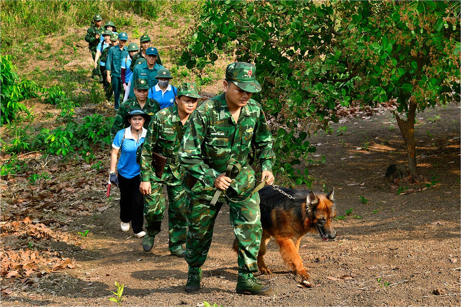 Cán bộ, chiến sĩ Đồn Biên phòng Ia Phúch tuần tra bảo vệ biên giới. Ảnh: Quốc Vinh 1aa.jpg