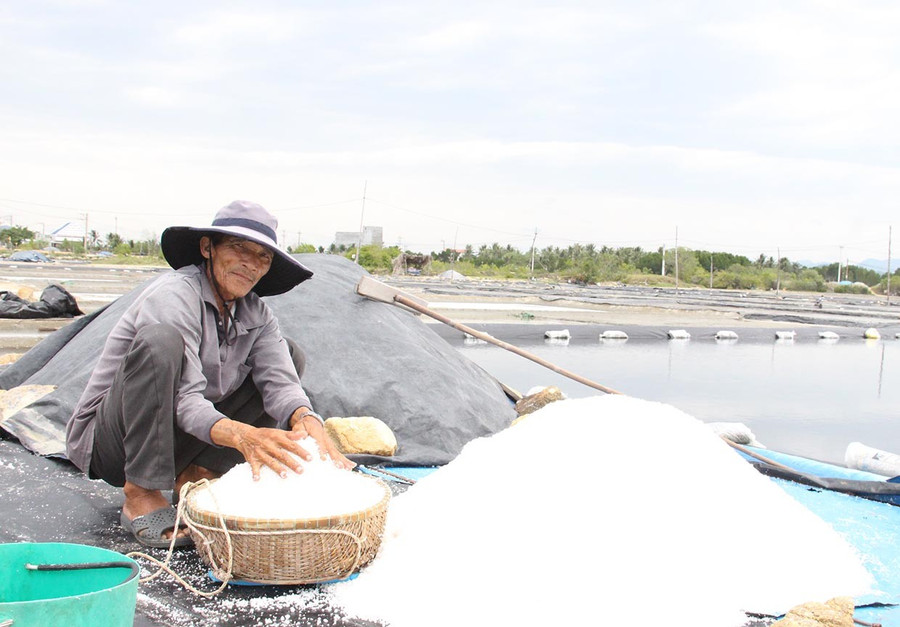 Ông Nguyễn Công Tiến (thôn Đức Phổ 2, xã Đề Gi) cho biết, nắng mưa thất thường khiến vụ sản xuất muối 2025 gặp khó khăn. Ảnh: Trọng Lợi 1bg.jpg