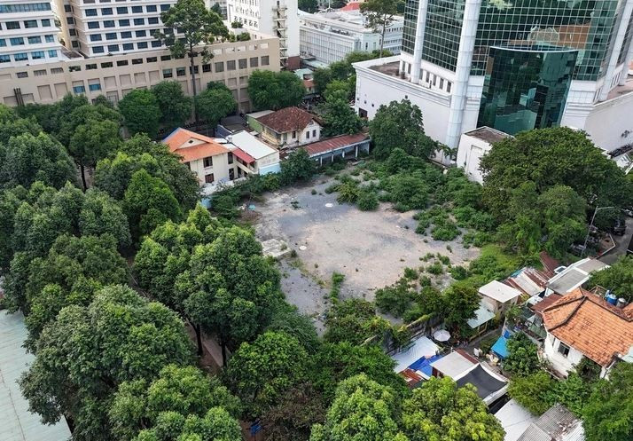 Khu vực số 36 và 42 đường Chu Mạnh Trinh là khu đất trống có cây xanh bao quanh trong hình (thuộc phường Sài Gòn, Thành phố Hồ Chí Minh). (Nguồn: Báo Tuổi trẻ) sai-pham-khu-dat-vang.jpg