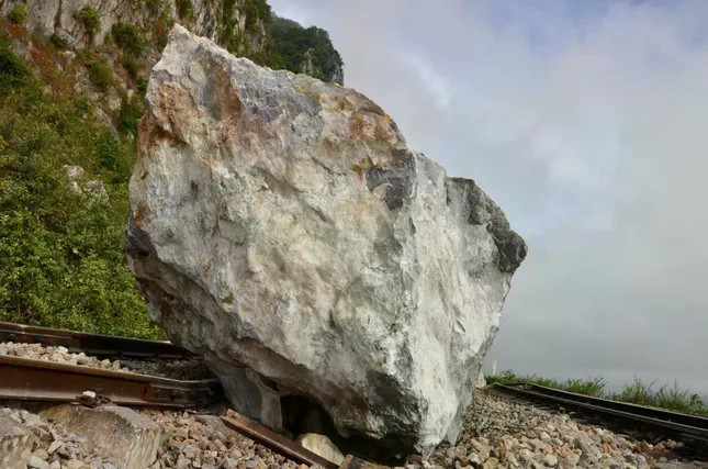 Đá trên đồi rơi trúng, một cháu bé tử vong. Ảnh minh hoạ. 1-da.jpg