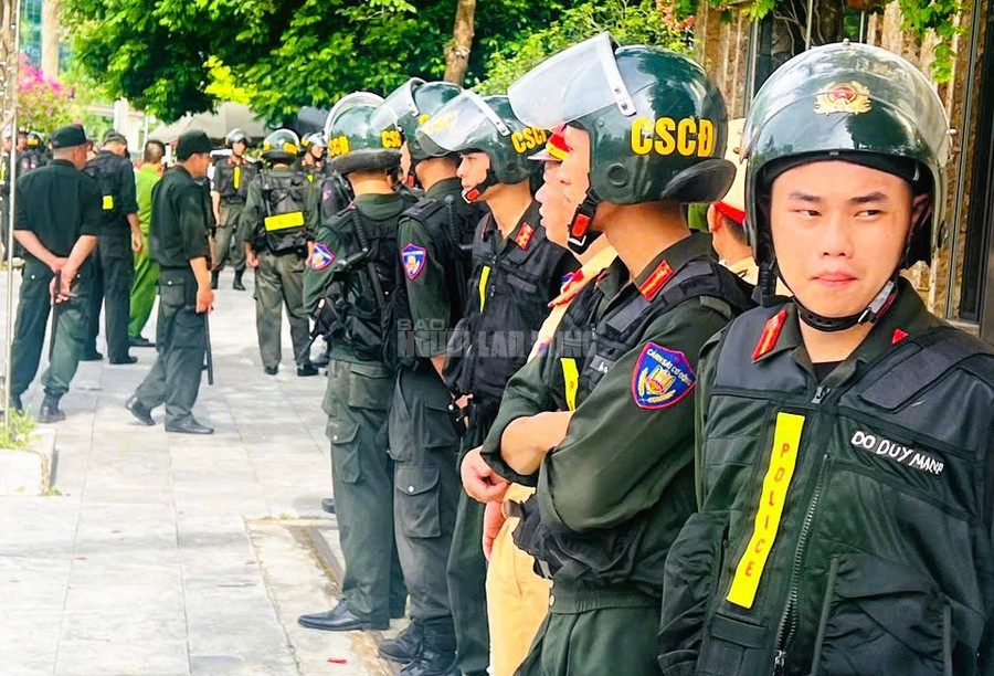 Hàng chục cảnh sát được huy động khám xét nhà em trai trùm giang hồ Đạt "ma" là Bùi Quốc Ý (biệt danh là Ý "ẻng"). Ảnh: Thành Nam Hàng chục cảnh sát được huy động khám xét nhà em trai trùm giang hồ Đạt "ma" là Bùi Quốc Ý (biệt danh là Ý "ẻng"). Ảnh: Thành Nam