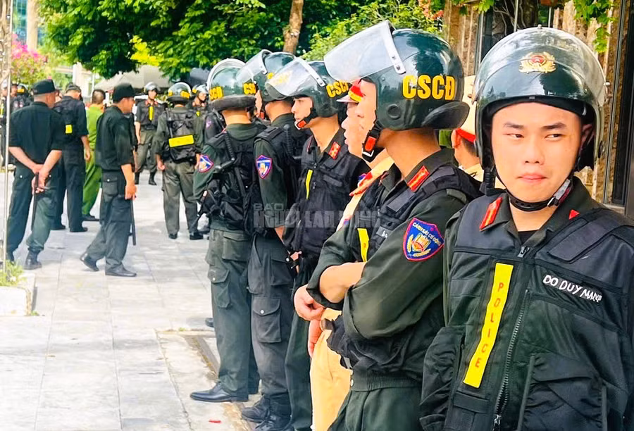 Hàng chục cảnh sát được huy động khám xét nhà em trai trùm giang hồ Đạt "ma" là Bùi Quốc Ý (biệt danh là Ý "ẻng"). Ảnh: Thành Nam