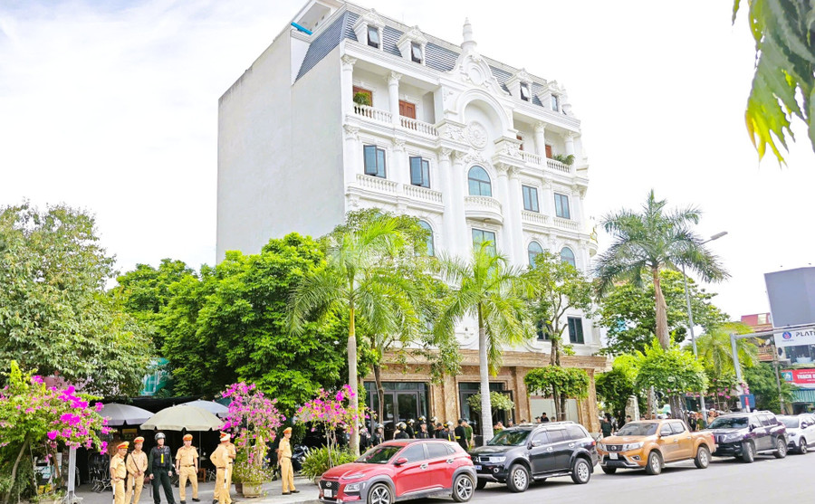 Ngôi nhà nơi cảnh sát phong tỏa, thực hiện khám xét Ngôi nhà nơi cảnh sát phong tỏa, thực hiện khám xét