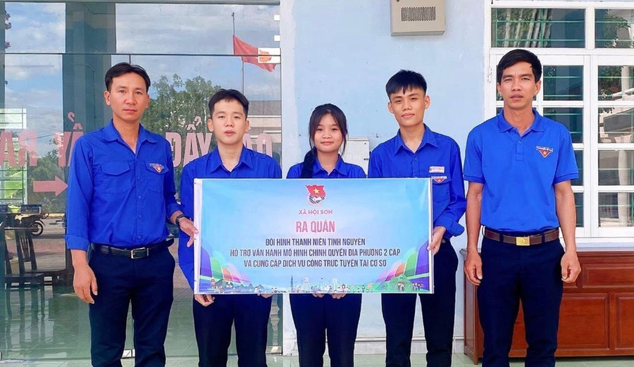 Anh Tín (bìa phải) kịp thời tổ chức Đội Thanh niên tình nguyện, hỗ trợ vận hành mô hình chính quyền địa phương 2 cấp và cung cấp dịch vụ công trực tuyến tại cơ sở. Ảnh: D.L 1bg-2732.jpg