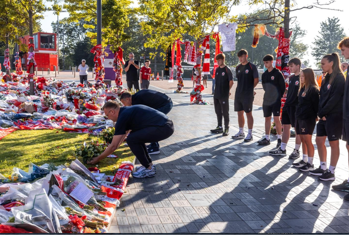 Hoa, áo, khăn choàng được đặt bên ngoài sân Anfield để tưởng nhớ Diogo Jota Hoa, áo, khăn choàng được đặt bên ngoài sân Anfield để tưởng nhớ Diogo Jota