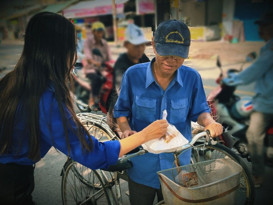 Thiện nguyện không đơn thuần là trao đi vật chất, mà là trao nhau lòng tin rằng cuộc đời này vẫn còn những sự tử tế. ẢNH: Dương Quỳnh Anh Thiện nguyện không đơn thuần là trao đi vật chất, mà là trao nhau lòng tin rằng cuộc đời này vẫn còn những sự tử tế. ẢNH: Dương Quỳnh Anh