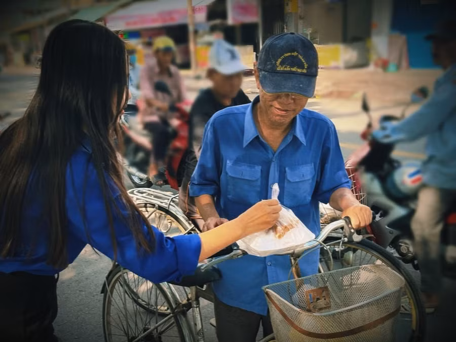 Thiện nguyện không đơn thuần là trao đi vật chất, mà là trao nhau lòng tin rằng cuộc đời này vẫn còn những sự tử tế. ẢNH: Dương Quỳnh Anh