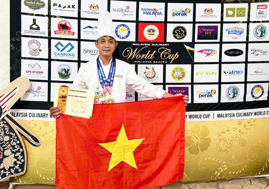 Đầu bếp Trần Tài với 1 HCV và 1 HCĐ tại Malaysia Culinary World Cup 2025. Ảnh: NVCC lay-2-1.jpg
