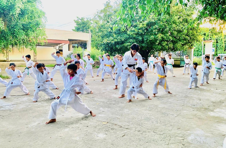 Các võ sinh Câu lạc bộ Karate xã Ia Pa háo hức tập luyện các kỹ thuật cơ bản của môn võ Karate. Ảnh: R'Ô HOK lay5-2.jpg