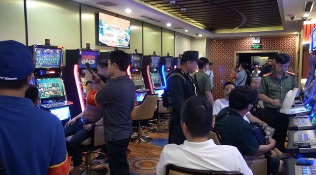 Lực lượng chức năng khám xét tại King Club. Ảnh: X.Mai Lực lượng chức năng khám xét tại King Club. Ảnh: X.Mai