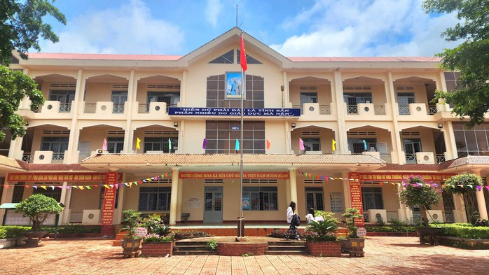 Hiệu trưởng thừa nhận các thầy giáo dạy thêm trong trường nhưng nhà trường không chỉ đạo, hay thu lợi gì. 2gd.jpg