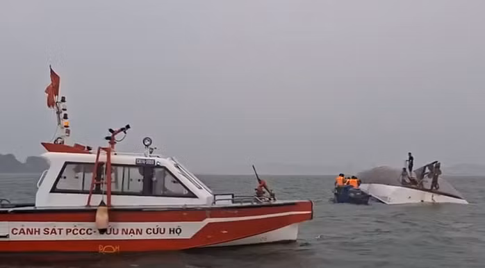 Lực lượng chức năng tiến hành công tác cứu nạn, cứu hộ tại hiện trường vụ đắm tàu du lịch. Ảnh: QĐND
